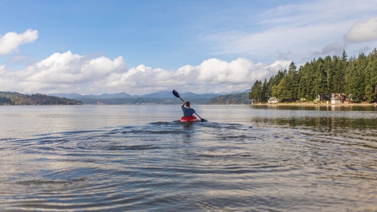 Kayakers enjoying the weather near our Lake Winnipesaukee rentals