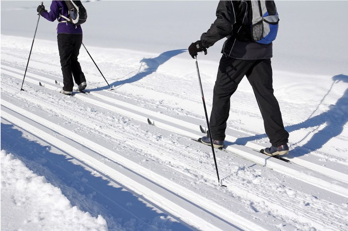 couple skiing
